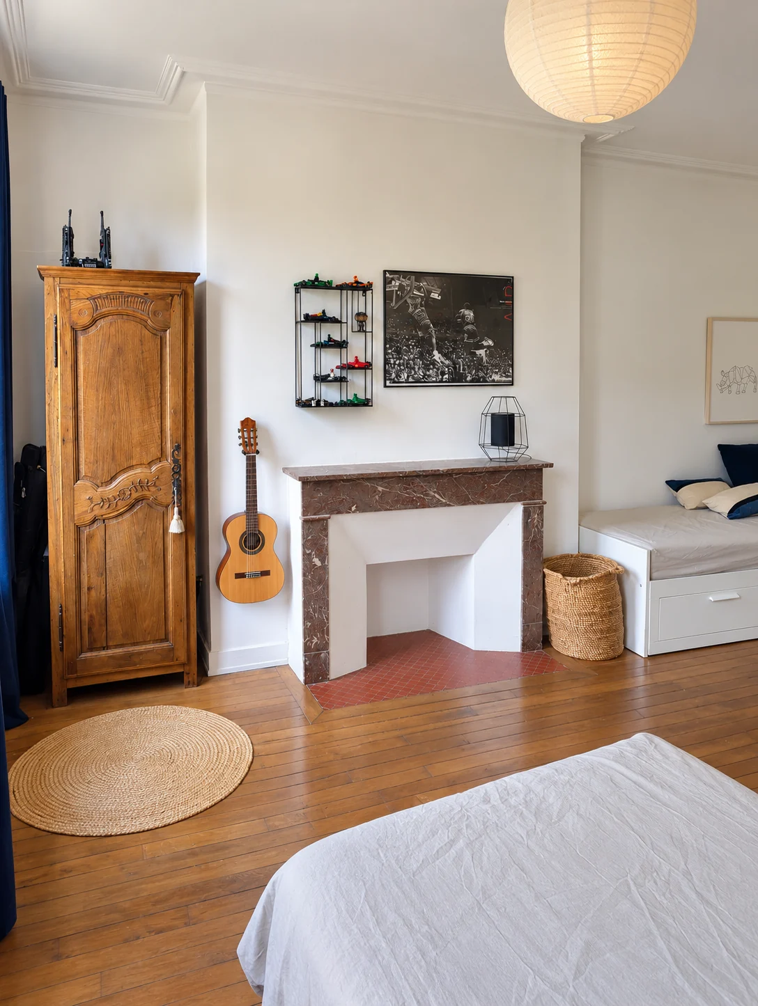La cheminée blanche et les rangements de la grande chambre