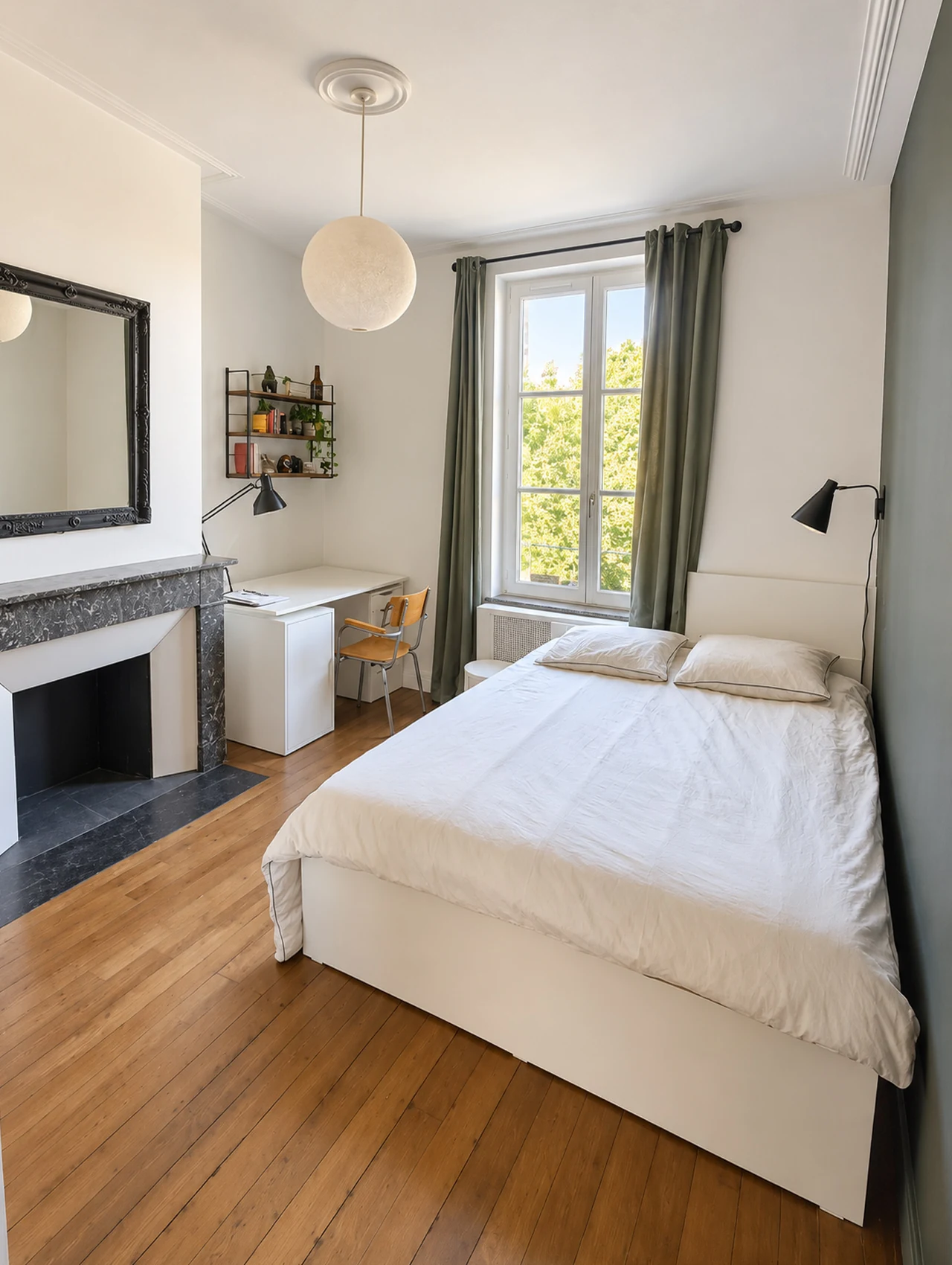 La deuxième chambre avec son espace bureau