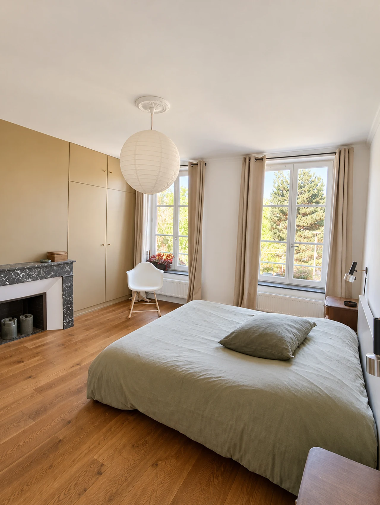 La chambre principale avec ses deux fenêtres
