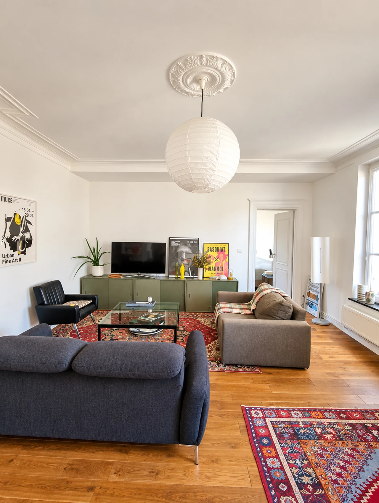 Le séjour avec parquet ancien, cheminée et moulures